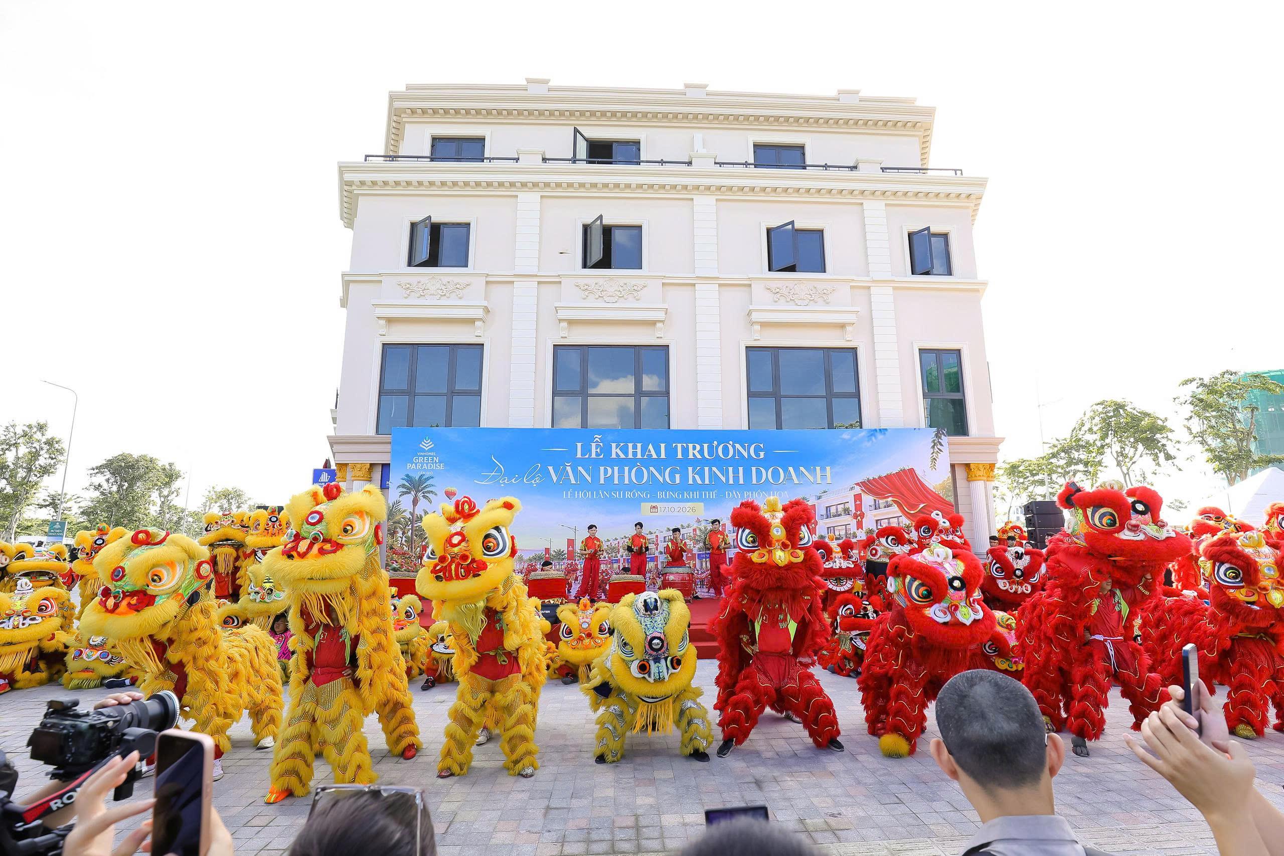 Màn trình diễn "99 lân sư rồng hội tụ" rực rỡ trong Lễ khai trương Đại lộ văn phòng kinh doanh sáng ngày 17/10/2026.