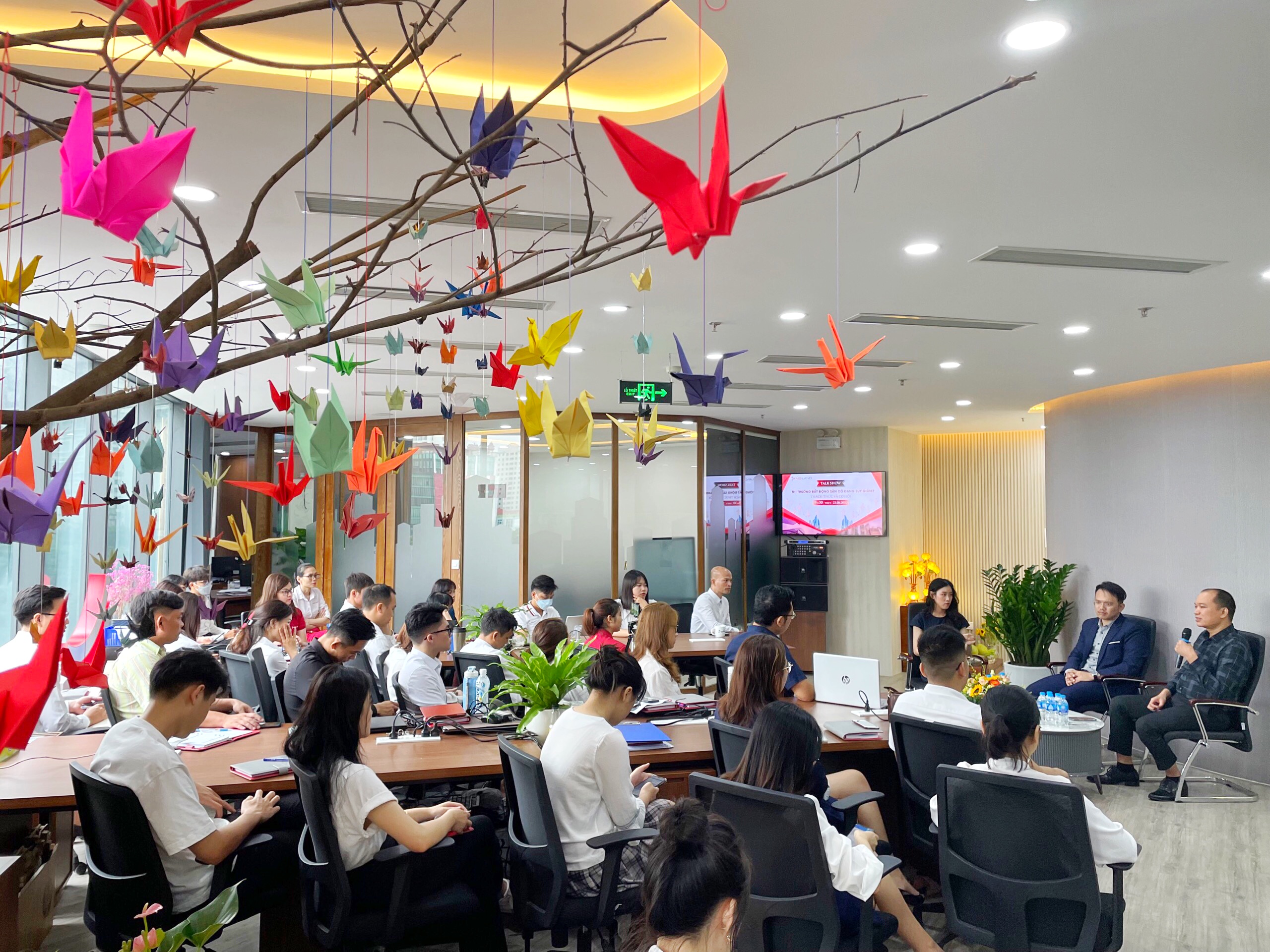 Buổi toạ đàm trong Công ty Cổ phần MGLAND Việt Nam.